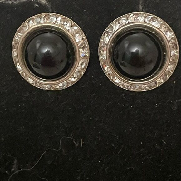 0.75” silver tone domed bezel set onyx color center stud earrings w/31 crystals - Picture 1 of 13